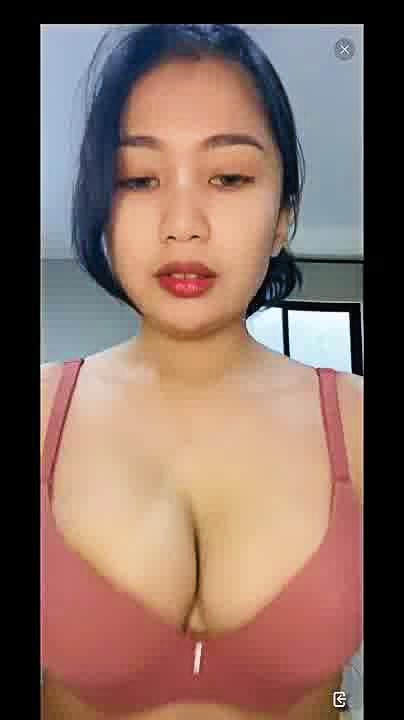 Celva Hijab Buka Baju Ganti Kostum Colmek